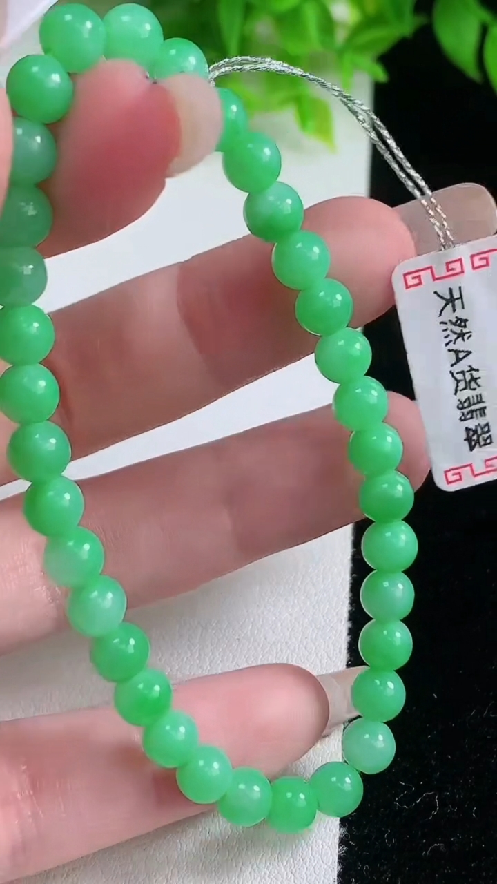 天然A货翡翠圆珠手串，尺寸5.6-34颗，重量:10.12g1月19日
工厂直销收藏佳品,种好水足，色泽均匀，有种有色，上手高大气！
