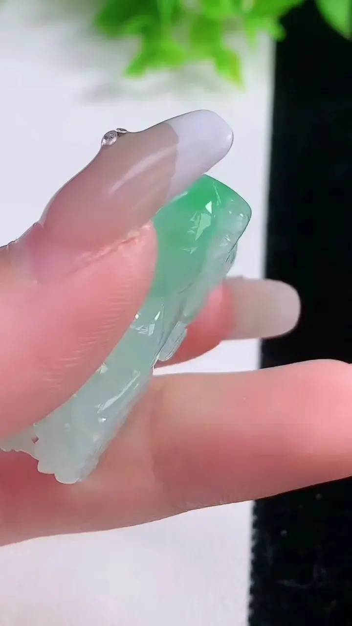 天然A货翡翠貔貅吊坠，尺寸35.5-18.7-12，重量:18.15g
1月19日