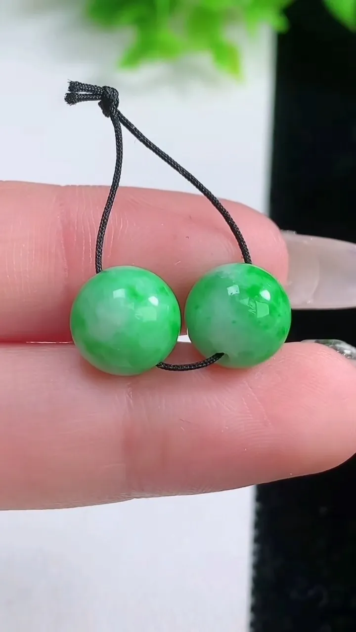 天然A货翡翠圆珠吊坠一对，尺寸9.8，重量:3.38g
1月19日