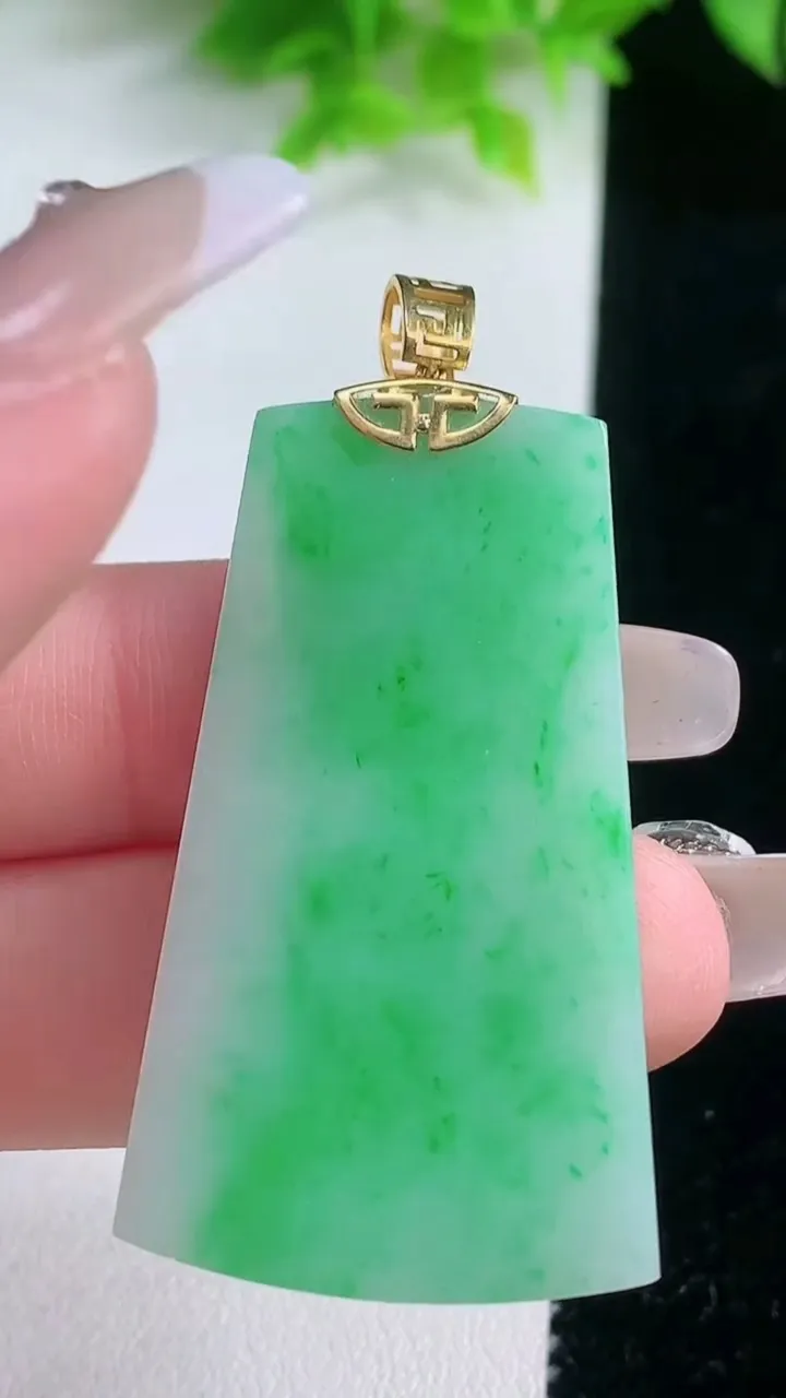 天然A货翡翠无事牌吊坠，尺寸44.2-25.3-3.1，重量:9.40g
1月19日