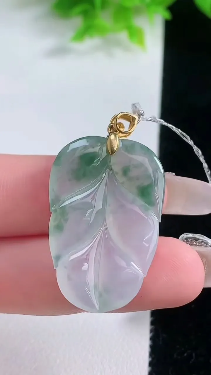 天然A货翡翠种飘花金枝玉叶 叶子吊坠，尺寸31.3-20.8-4，重量:5.76g
1月19日
