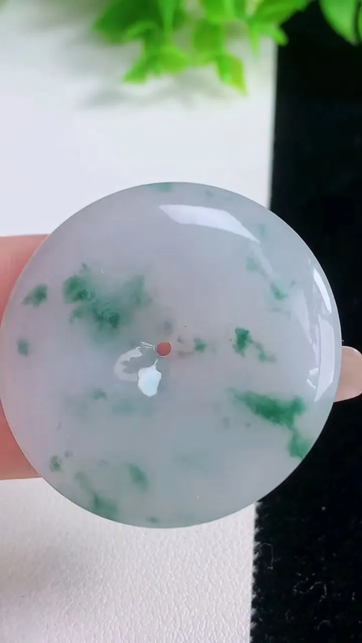 天然A货翡翠冰种飘花平安扣吊坠，尺寸42-5.6，重量:22.48g
1月19日