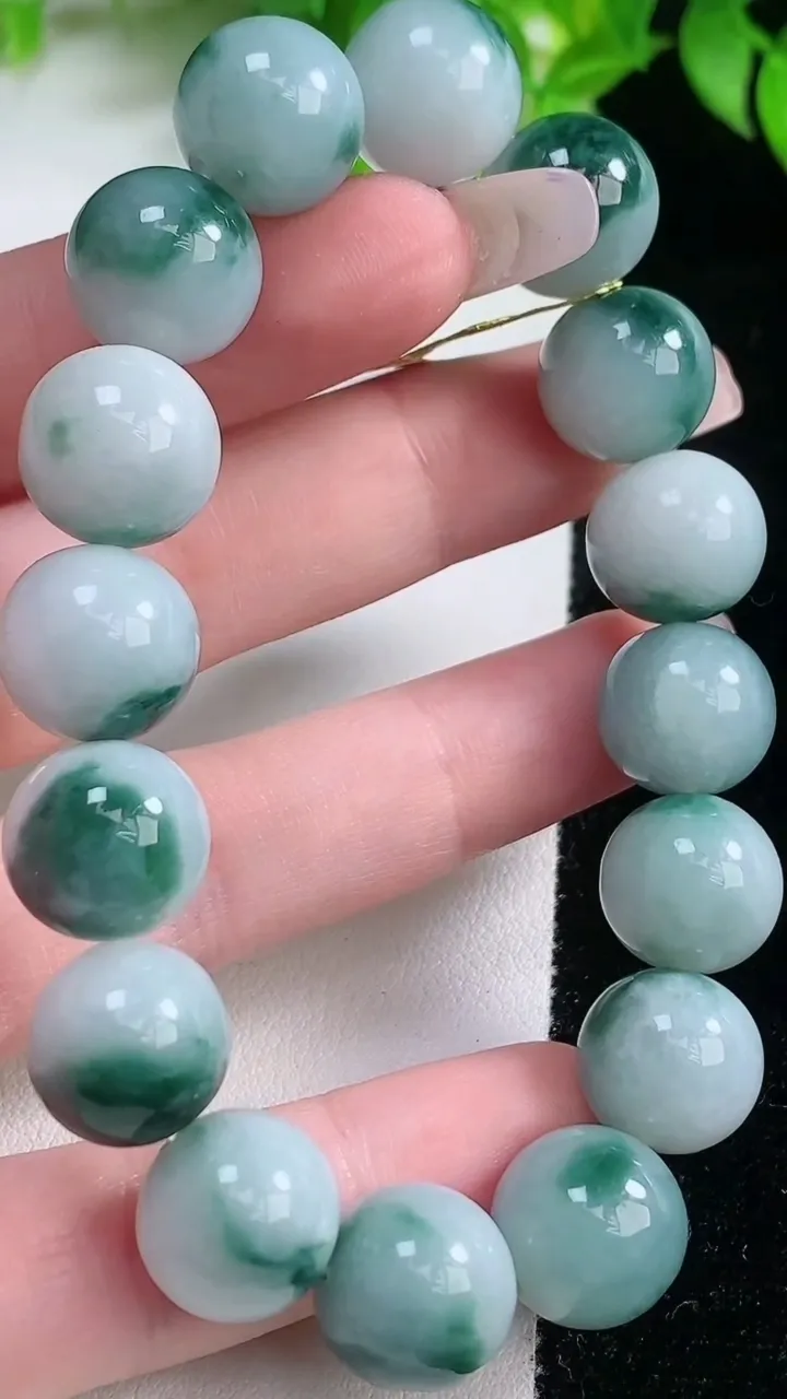 天然A货翡翠飘花圆珠手串，尺寸12.8-16颗，重量:60.22g1月19日
工厂直销收藏佳品,种好水足，色泽均匀，有种有色，上手高大气！