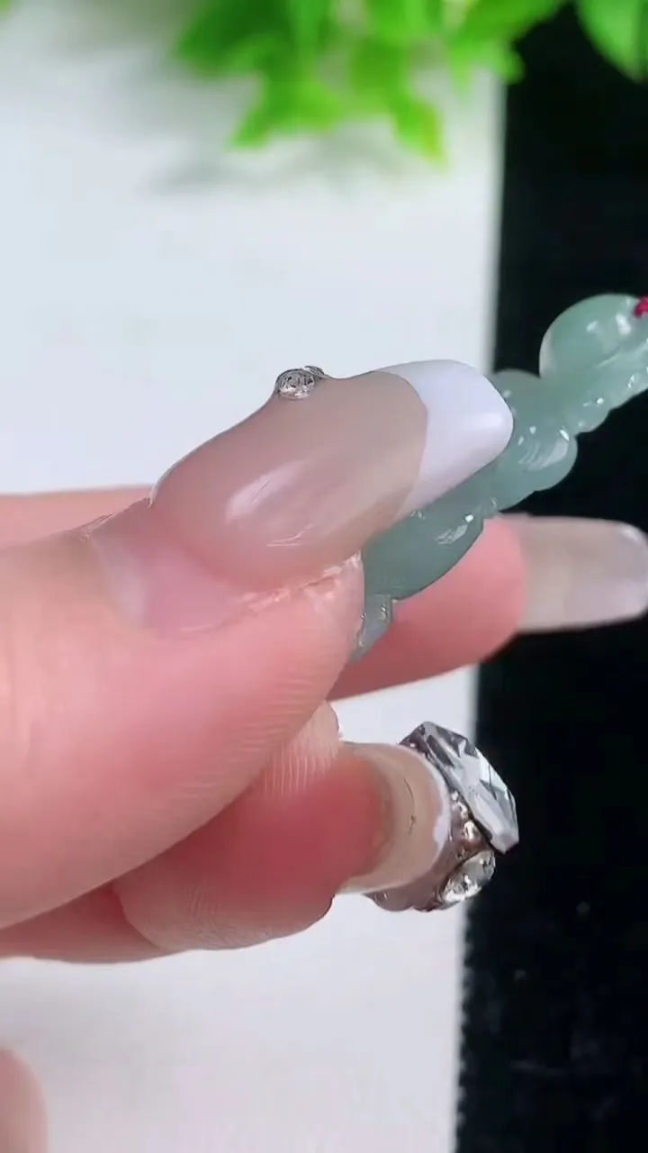 天然A货翡翠莲蓬吊坠，尺寸53.5-21.8-6.4，重量:11.83g
1月19日