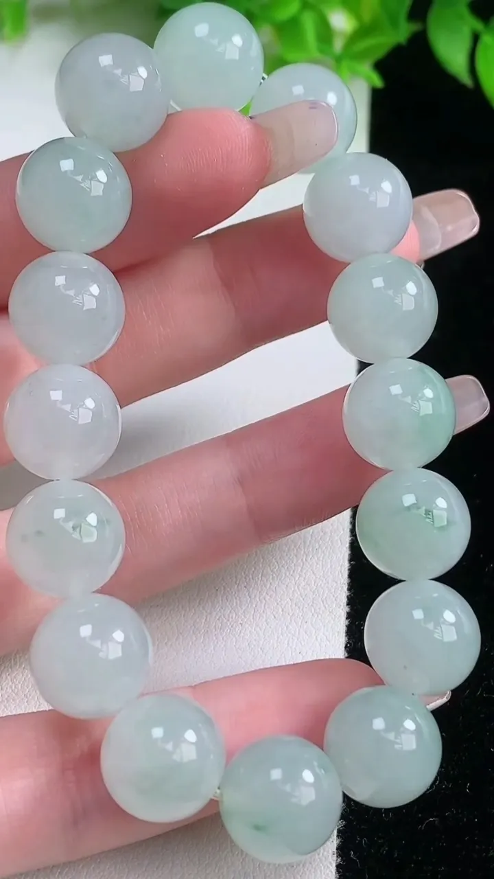 天然A货翡翠种飘花圆珠手串，尺寸12.3-16颗，重量:52.70g1月19日
工厂直销收藏佳品,种好水足，色泽均匀，有种有色，上手高大气！