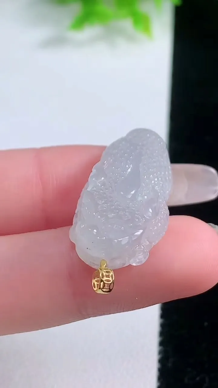 天然A货翡翠金蟾吊坠，尺寸31-14.3-7.8，重量:6.10g
1月19日