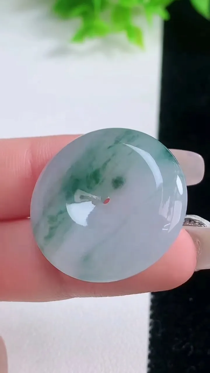 天然A货翡翠飘花平安扣吊坠，尺寸28.4-5.4，重量:10.00g
1月19日