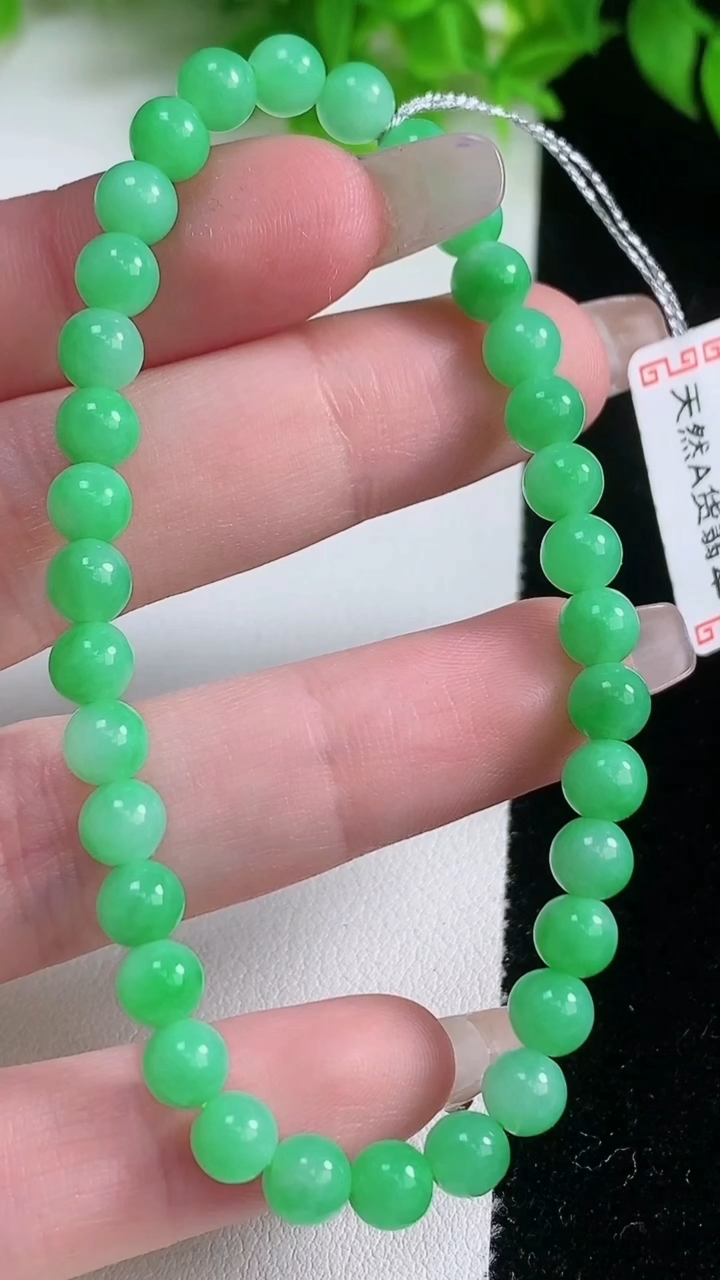 天然A货翡翠圆珠手串，尺寸5.6-34颗，重量:10.12g1月19日
工厂直销收藏佳品,种好水足，