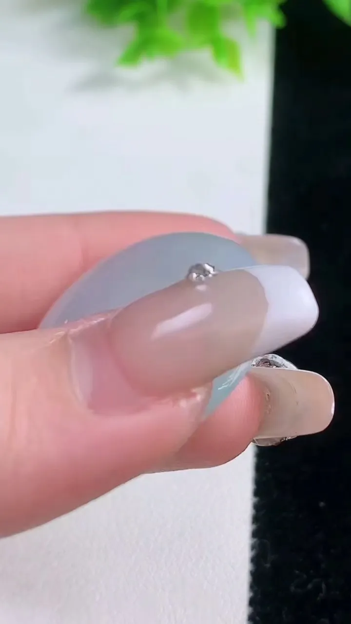 天然A货翡翠飘花平安扣吊坠，尺寸30.2-5.4，重量:11.19g
1月19日