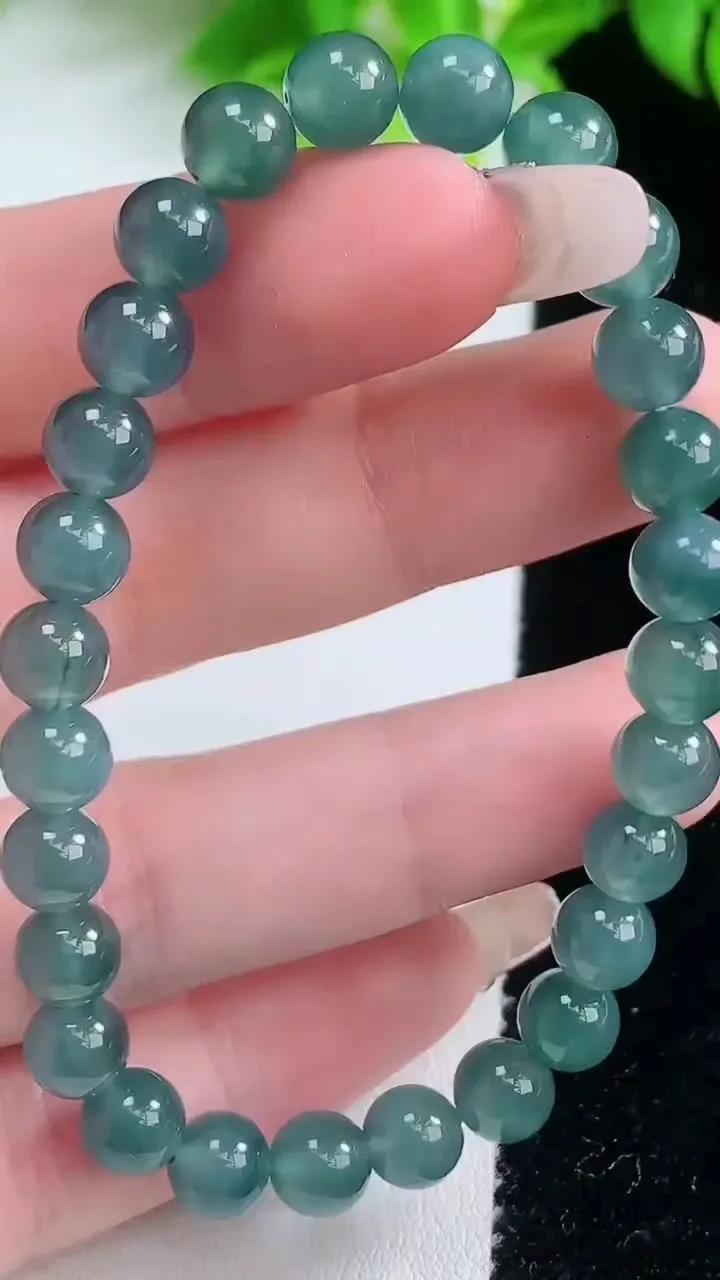 天然A货翡翠圆珠手串，尺寸6.7-27颗，重量:14.95g1月19日
工厂直销收藏佳品,种好水足，色泽均匀，有种有色，上手高大气！