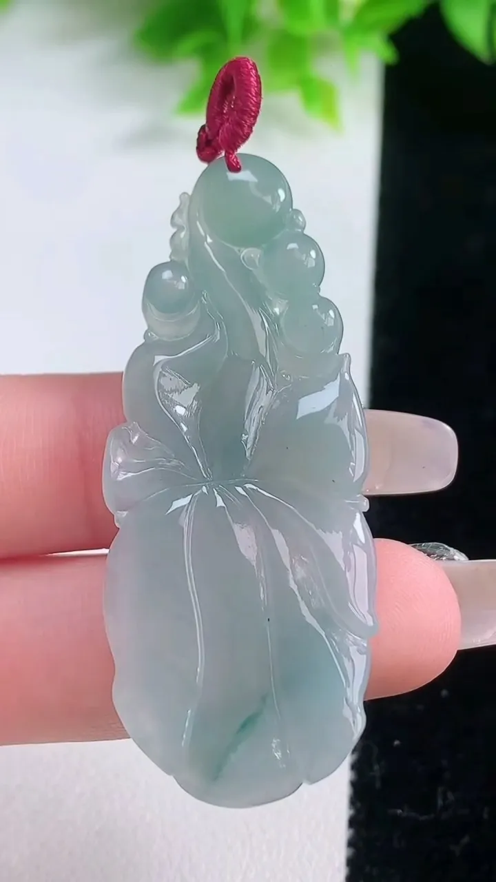 天然A货翡翠莲蓬吊坠，尺寸53.5-21.8-6.4，重量:11.83g
1月19日