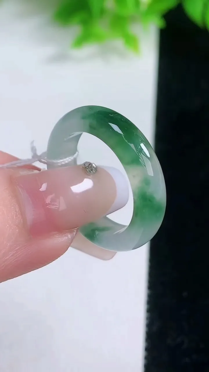 天然A货翡翠冰种飘花指环戒指，尺寸18-5.2-3，重量:4.10g2026年1月19日
工厂直销收藏佳品,种好水足，色泽均匀，有种有色，上手高大气！