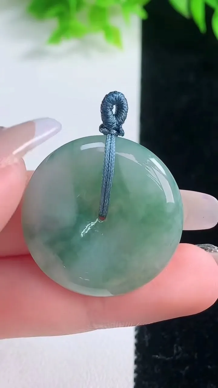 天然A货翡翠平安扣吊坠，尺寸28.5-5.6，重量:9.14g
1月19日