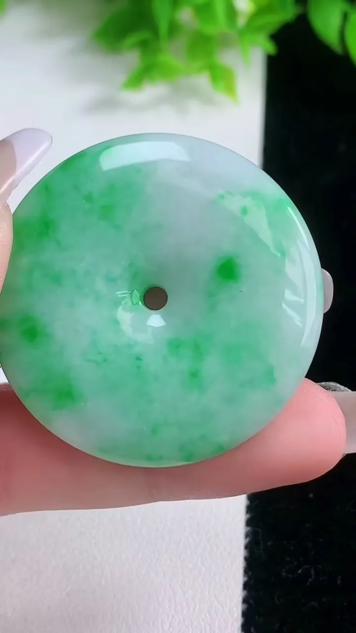 天然A货翡翠平安扣吊坠，尺寸40-6.6，重量:23.80g
1月19日