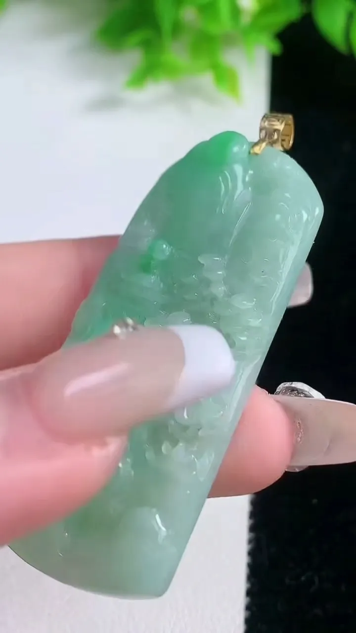 天然A货翡翠山水牌吊坠，尺寸55.2-25-5.5，重量:18.98g
1月19日