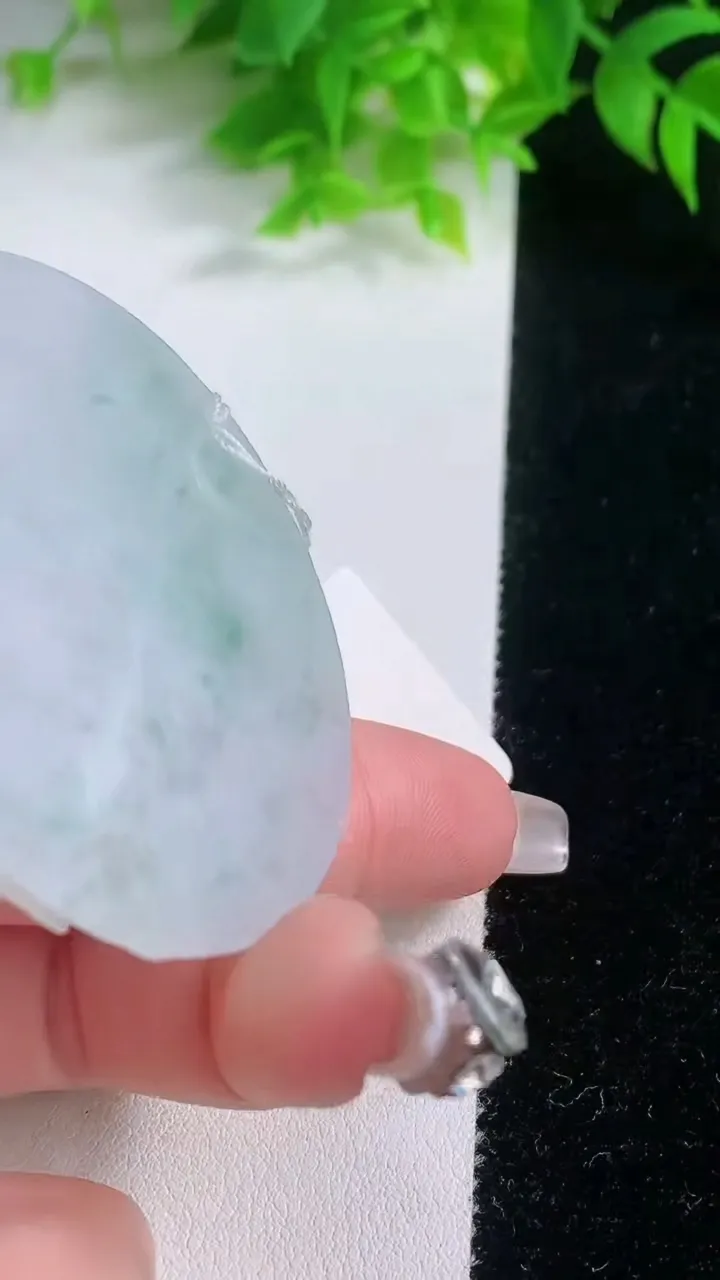 天然A货翡翠冰种飘花龙马精神吊坠，尺寸50.6-5.5，重量:32.17g
1月19日