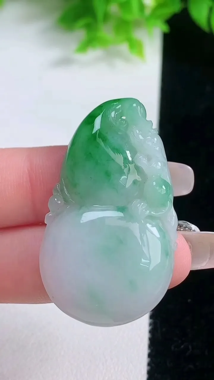 天然A货翡翠葫芦吊坠，尺寸43-25-6，重量:12.80g
1月19日