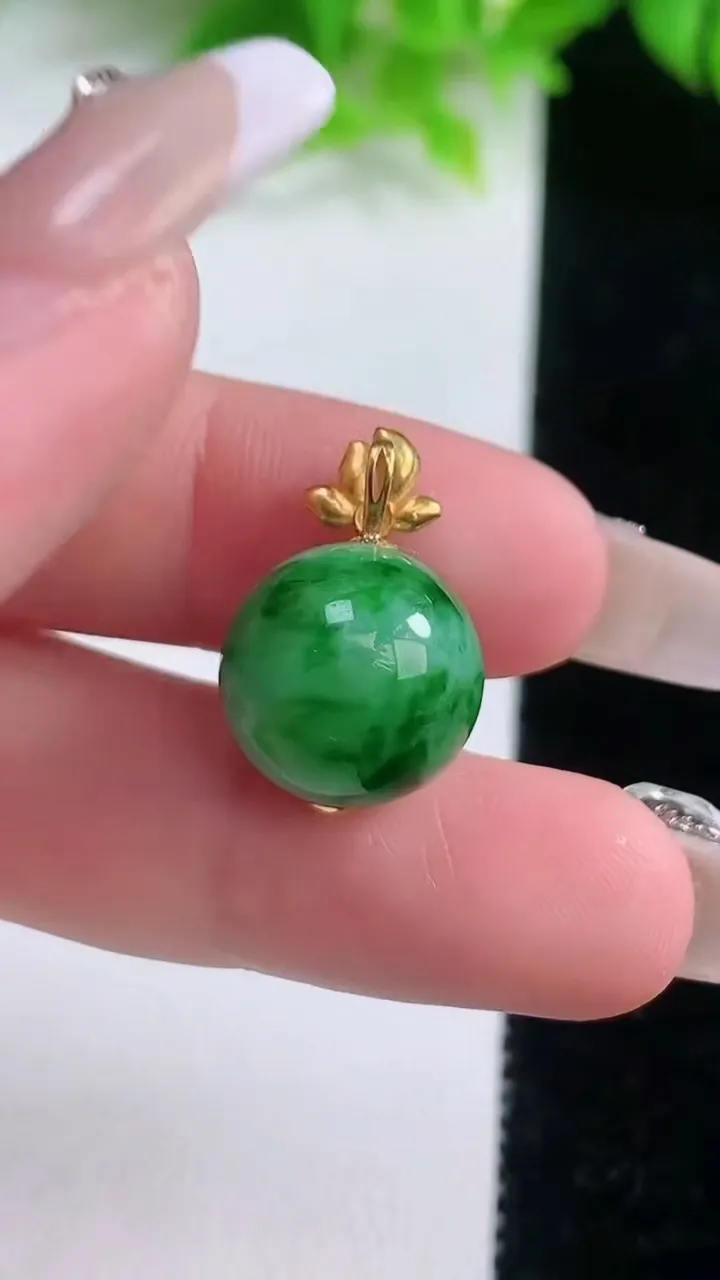 天然A货翡翠圆珠吊坠，尺寸13.5，重量:4.42g1月19日
工厂直销收藏佳品,种好水足，色泽均匀，有种有色，上手高大气！