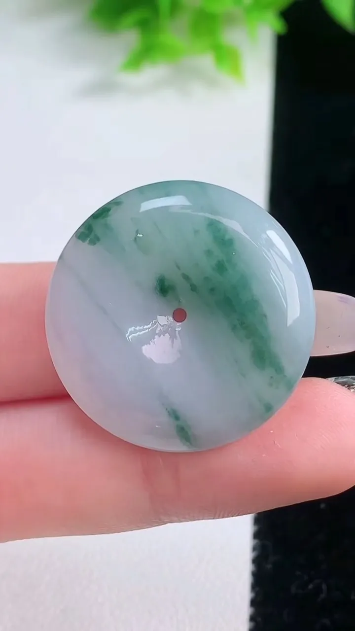 天然A货翡翠飘花平安扣吊坠，尺寸28.4-5.4，重量:10.00g
1月19日