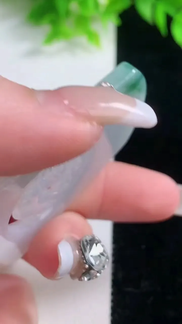 天然A货翡翠飘花龙牌吊坠，尺寸55-41-3.1，重量:21.30g
1月19日