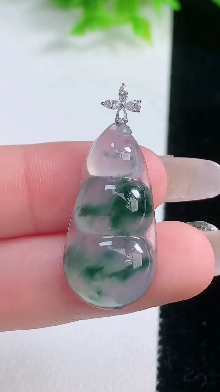 天然A货翡翠种飘花福豆吊坠，尺寸28.4-15-4.9，重量:4.02g
1月19日