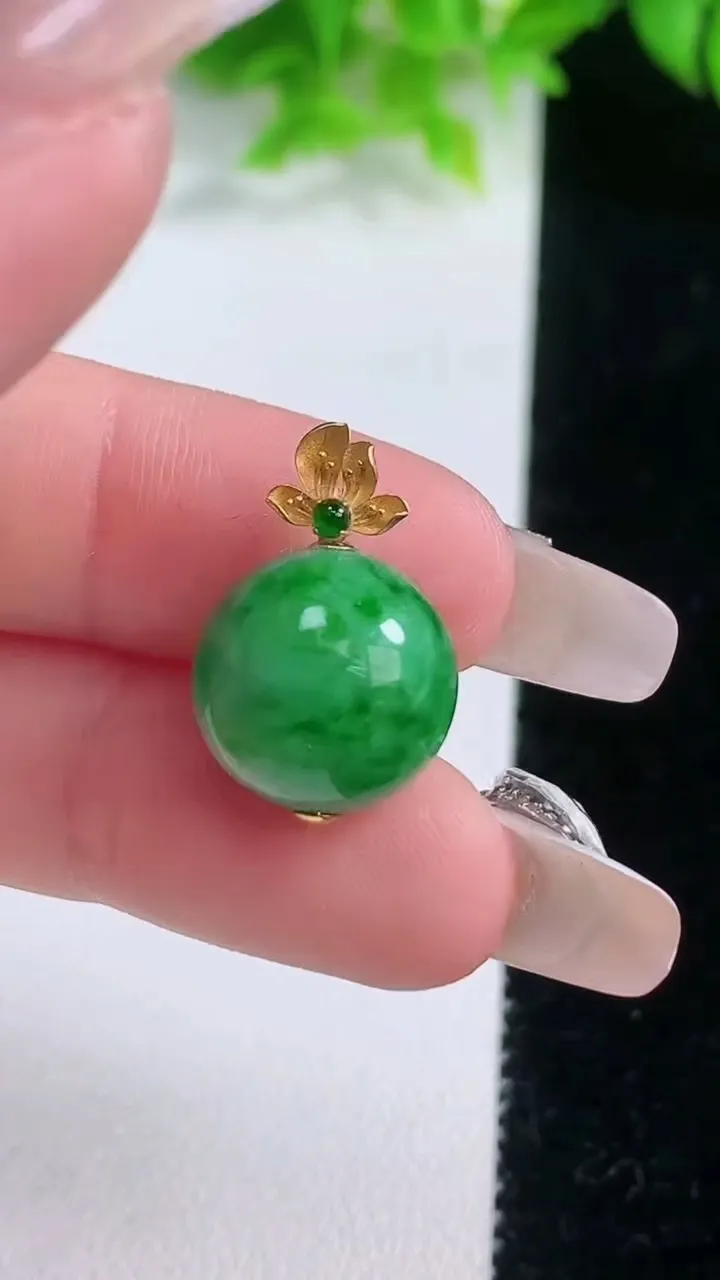 天然A货翡翠圆珠吊坠，尺寸13.5，重量:4.42g1月19日
工厂直销收藏佳品,种好水足，色泽均匀