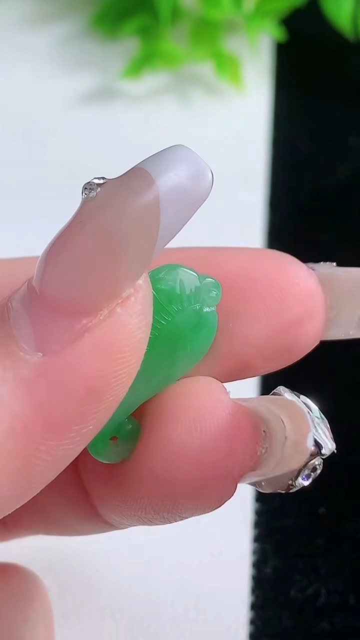 天然A货翡翠如意吊坠，尺寸21.3-10.3-3.8，重量:1.20g
1月19日