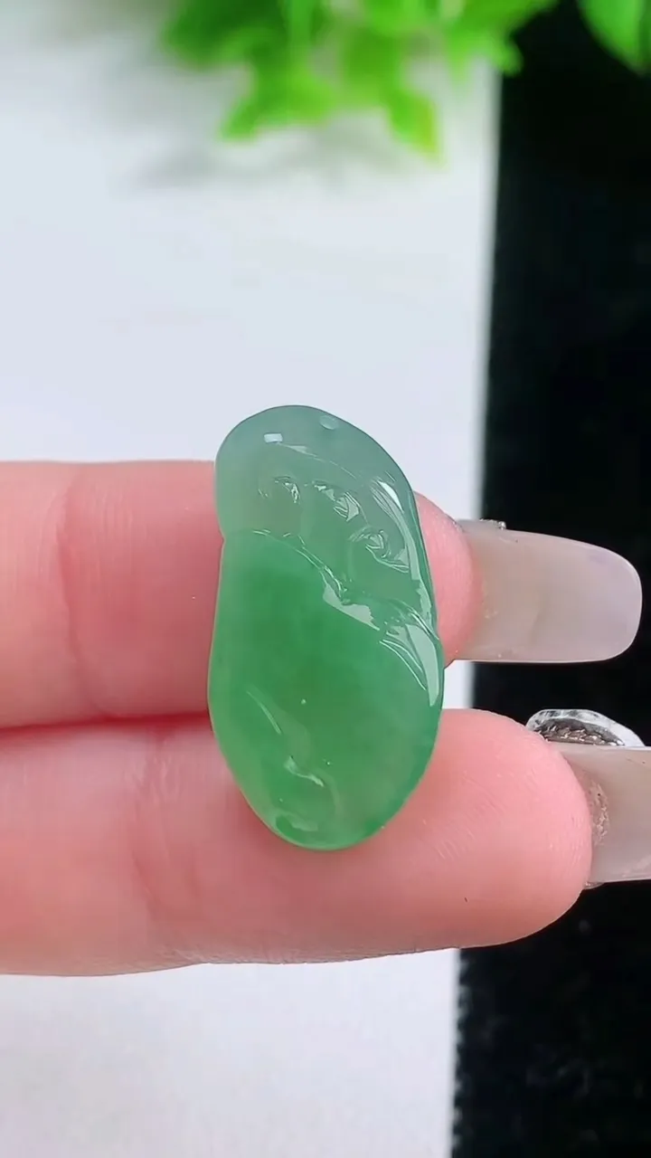 天然A货翡翠福瓜吊坠，尺寸24-12.5-6.7，重量:3.47g
1月19日