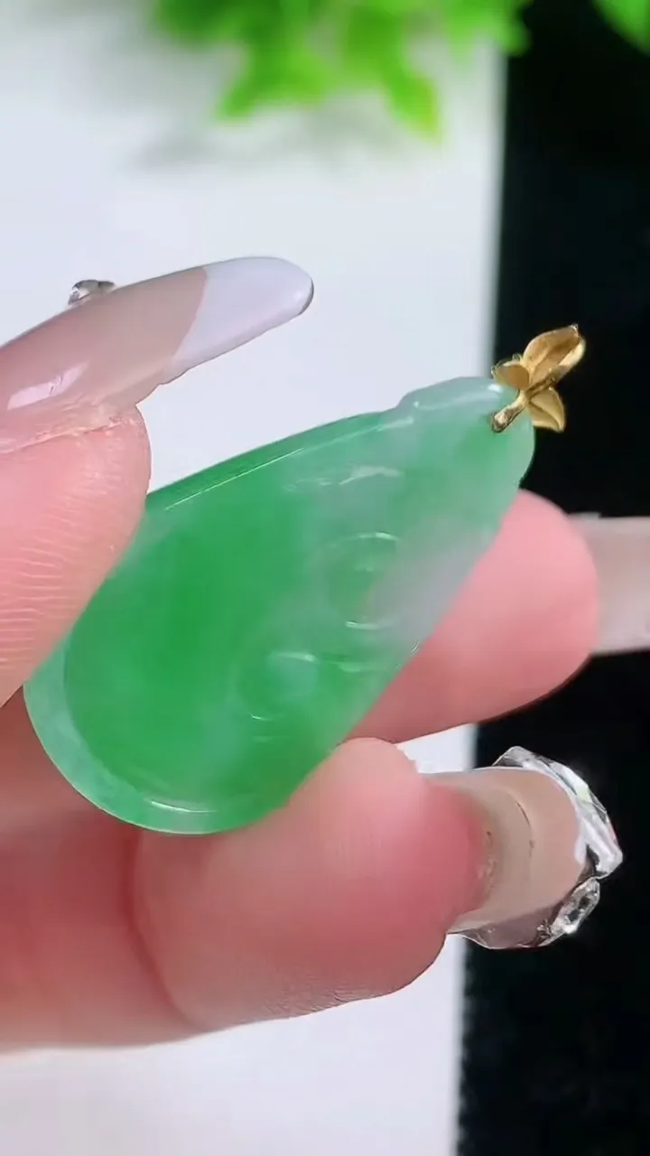 天然A货翡翠如意吊坠，尺寸29-18.8-4.3，重量:4.00g
1月19日