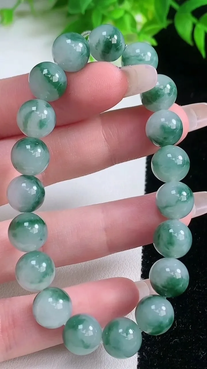 天然A货翡翠种飘花圆珠手串，尺寸10-19颗，重量:32.41g1月19日
工厂直销收藏佳品,种好水足，色泽均匀，有种有色，上手高大气！