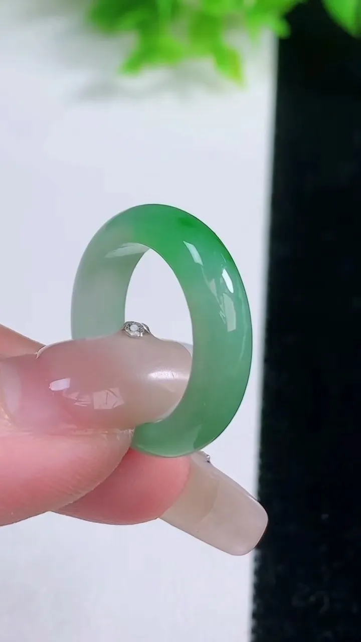 天然A货翡翠指环戒指，尺寸17-5-3，重量:4.35g2026年1月19日
工厂直销收藏佳品,种好水足，色泽均匀，有种有色，上手高大气！