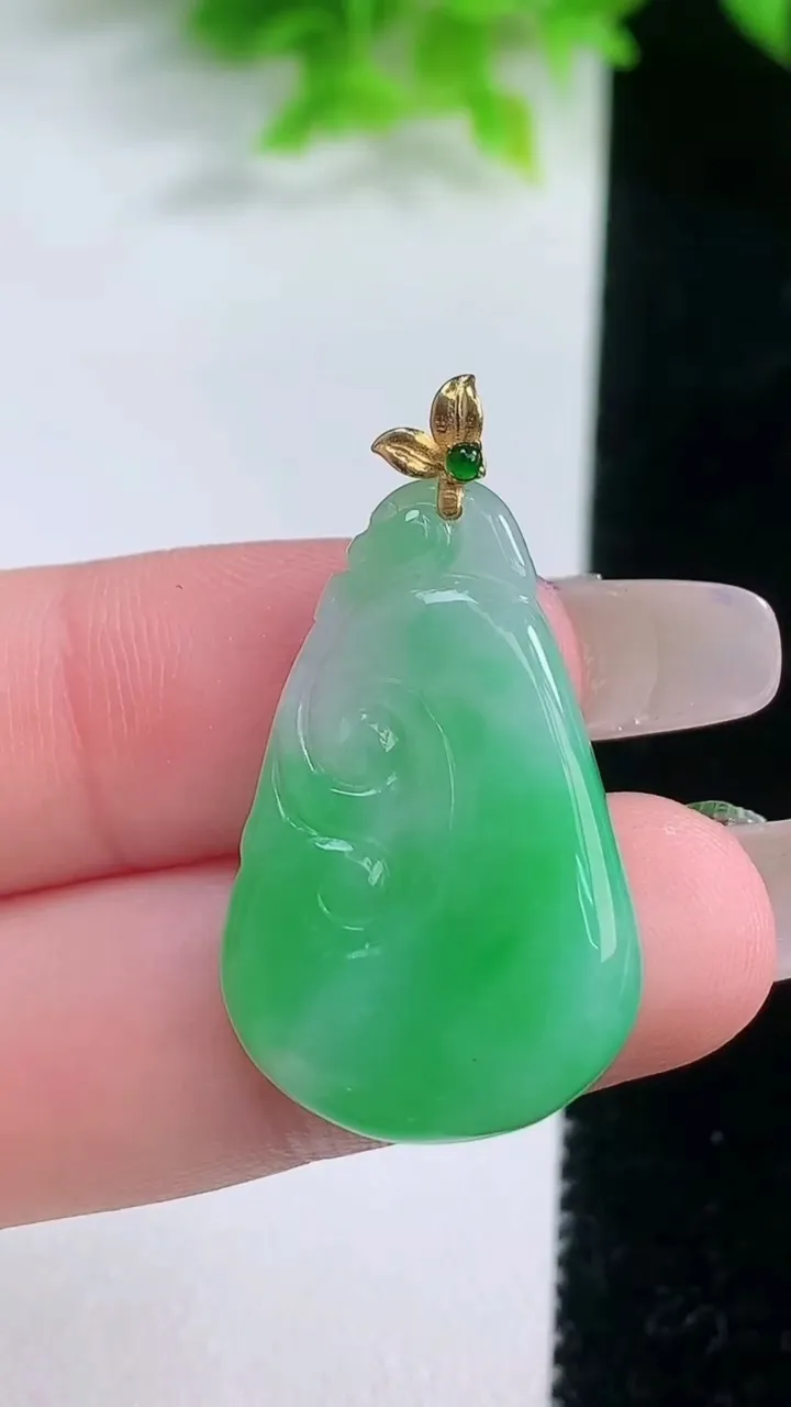 天然A货翡翠如意吊坠，尺寸29-18.8-4.3，重量:4.00g
1月19日