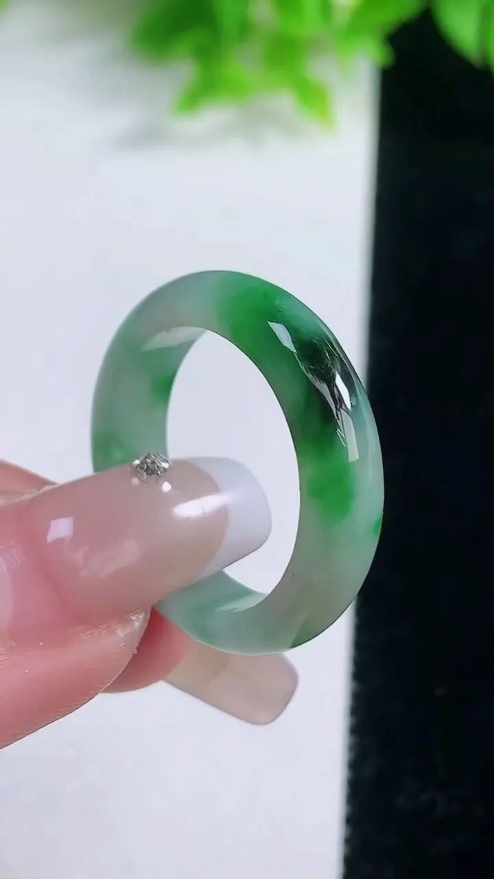 天然A货翡翠指环戒指，尺寸20.4-5.4-3.6，重量:4.87g2026年1月19日
工厂直销收藏佳品,种好水足，色泽均匀，有种有色，上手高大气！