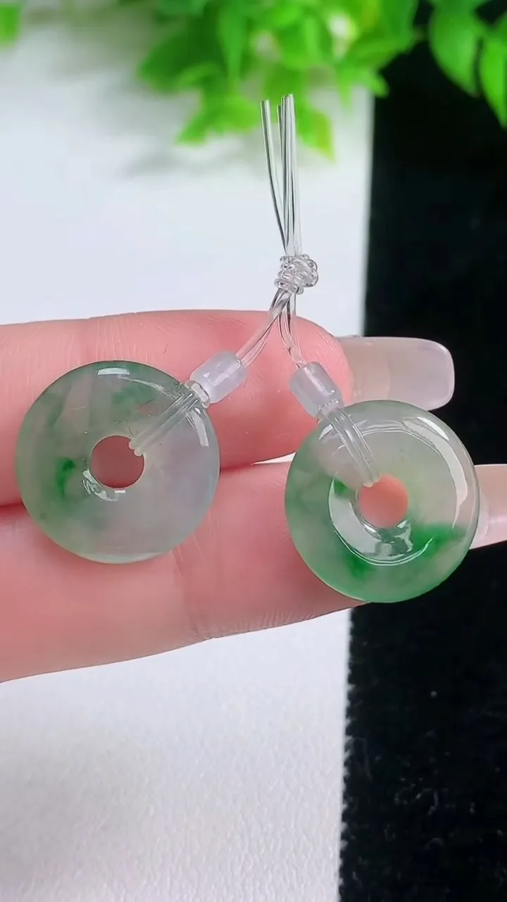 天然A货翡翠平安环吊坠一对，尺寸17-2.9，重量:4.30g
1月19日