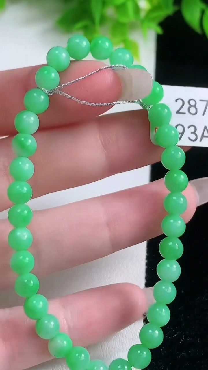 天然A货翡翠圆珠手串，尺寸5.6-34颗，重量:10.12g1月19日
工厂直销收藏佳品,种好水足，色泽均匀，有种有色，上手高大气！