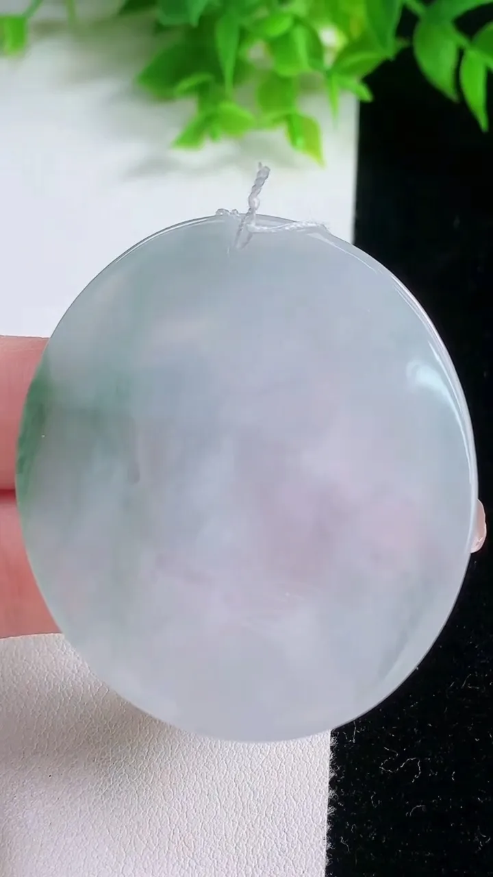 天然A货翡翠生肖兔吊坠，尺寸53-46.3-5.2，重量:24.48g
1月19日