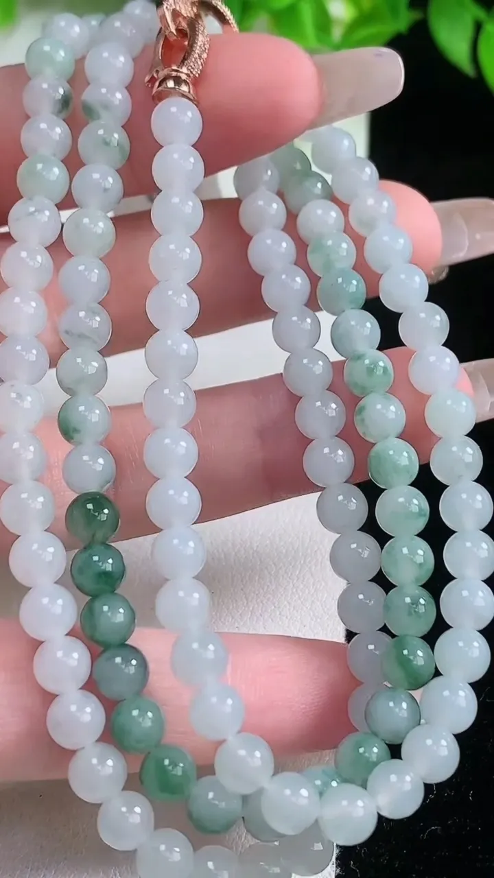 天然A货翡翠飘花圆珠项链，尺寸5.4-118颗，重量:32.32g
1月19日