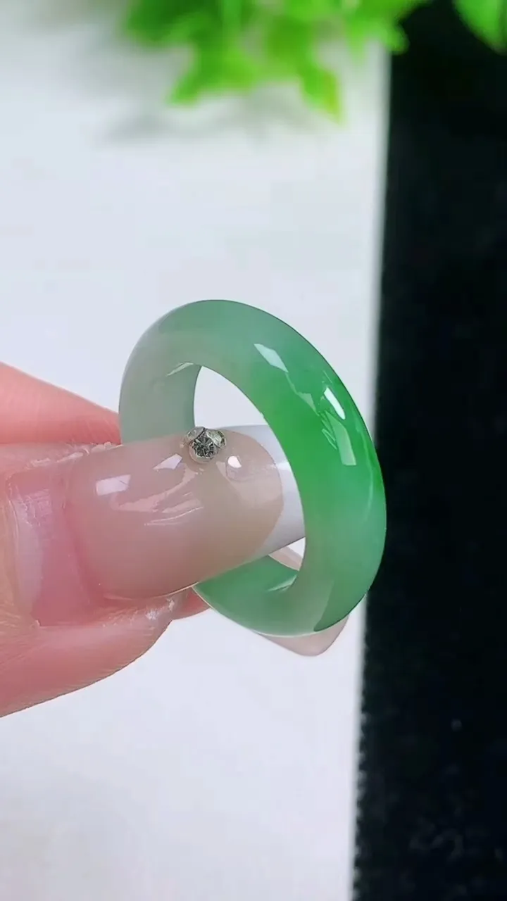 天然A货翡翠指环戒指，尺寸17-5-3，重量:4.35g2026年1月19日
工厂直销收藏佳品,种好