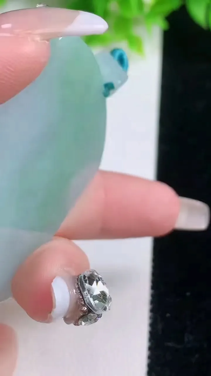 天然A货翡翠无事牌吊坠，尺寸52-39.5-5.6，重量:35.79g
1月19日