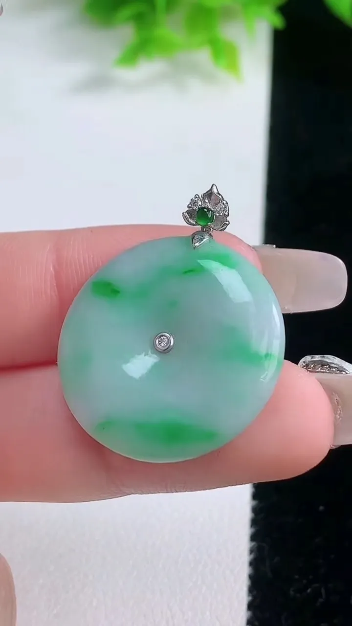 天然A货翡翠平安扣吊坠，尺寸24.8-4，重量:5.89g
1月19日