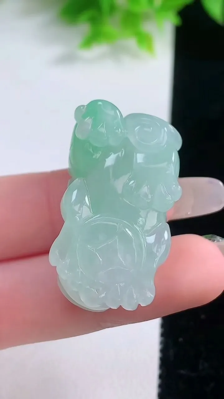 天然A货翡翠貔貅吊坠，尺寸35.5-18.7-12，重量:18.15g
1月19日