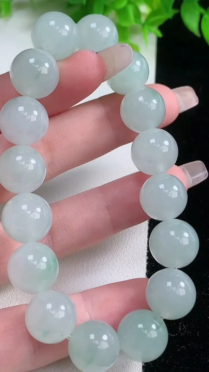 天然A货翡翠种飘花圆珠手串，尺寸12.3-16颗，重量:52.70g1月19日
工厂直销收藏佳品,种