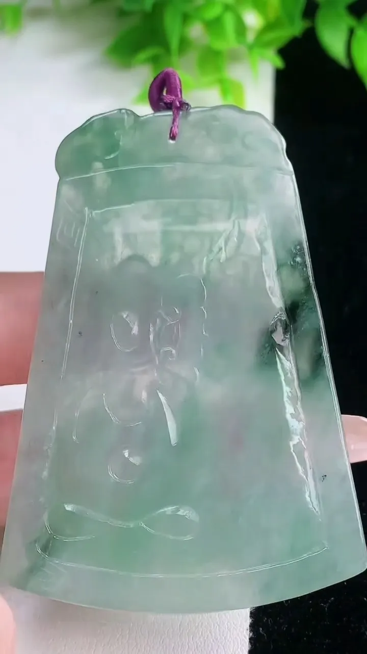 天然A货翡翠观音菩萨吊坠，尺寸69.3-48.8-4.5，重量:33.48g
1月19日