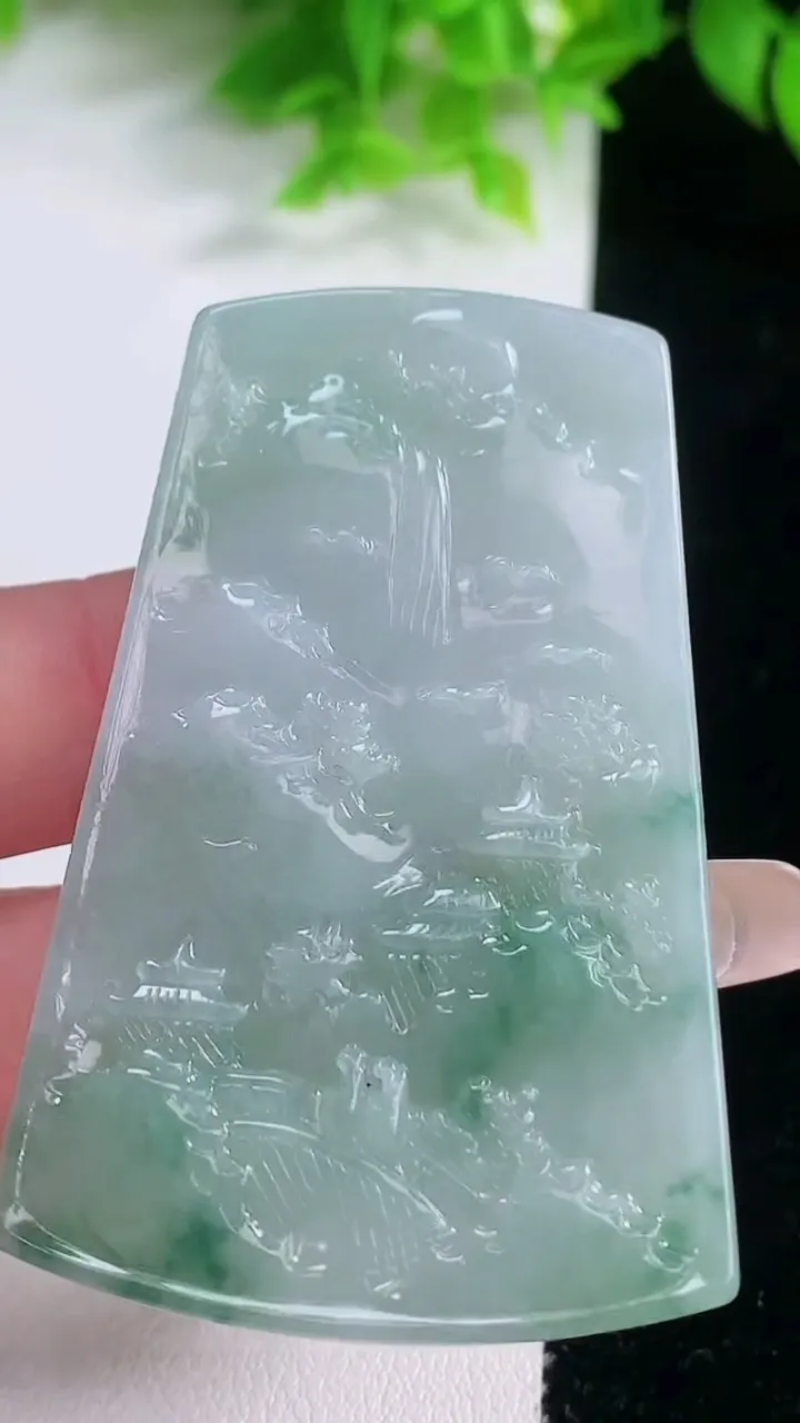 天然A货翡翠牌吊坠，尺寸59-38.3-5.4，重量:32.05g
1月19日