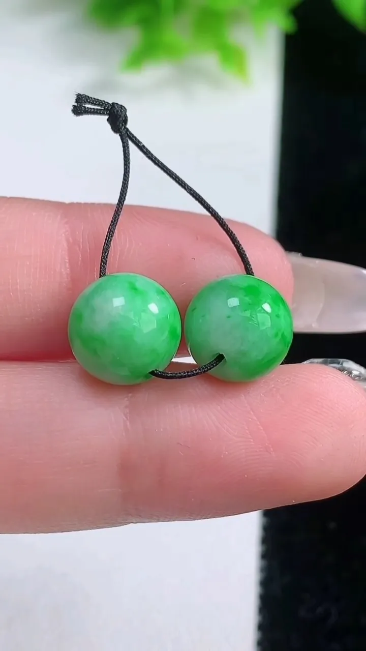 天然A货翡翠圆珠吊坠一对，尺寸9.8，重量:3.38g
1月19日