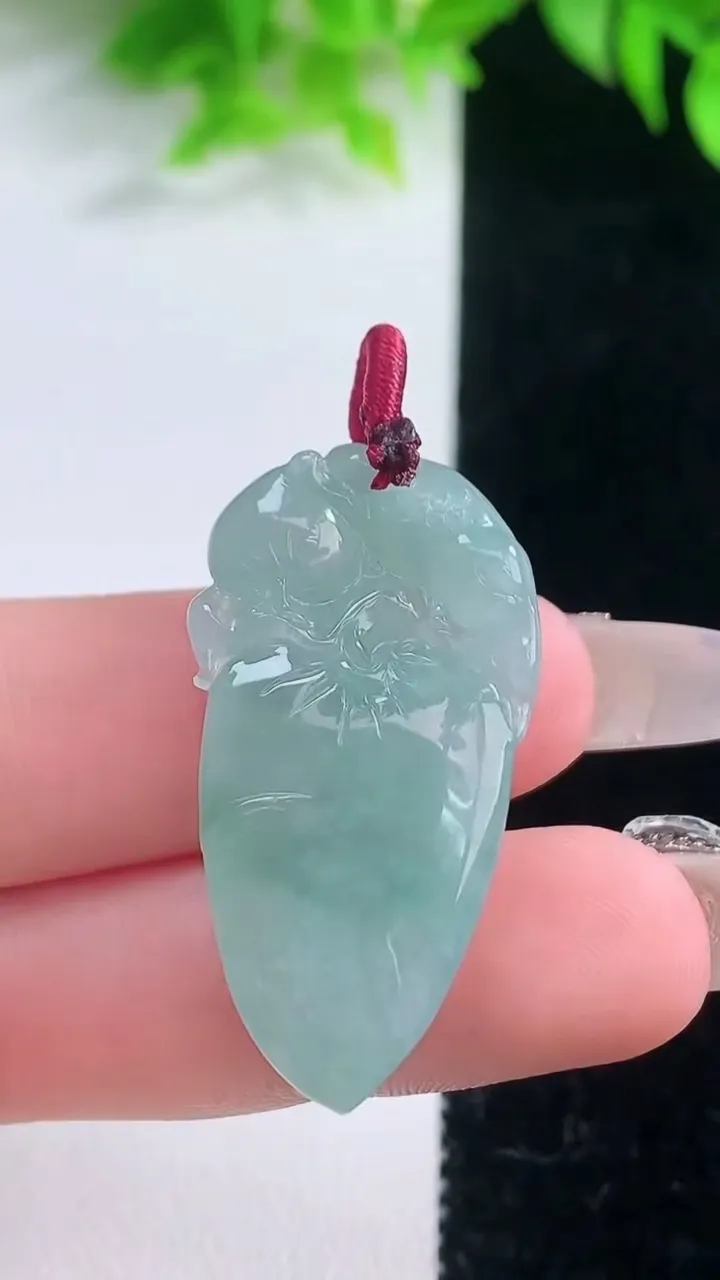 天然A货翡翠寿桃吊坠，尺寸34.7-18.4-7.6，重量:8.31g
1月19日