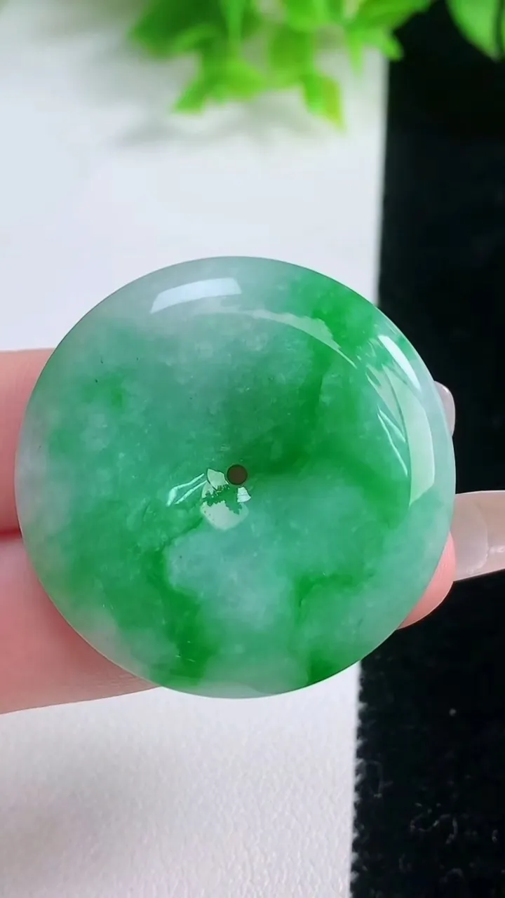 天然A货翡翠平安扣吊坠，尺寸36-6，重量:16.00g
1月19日