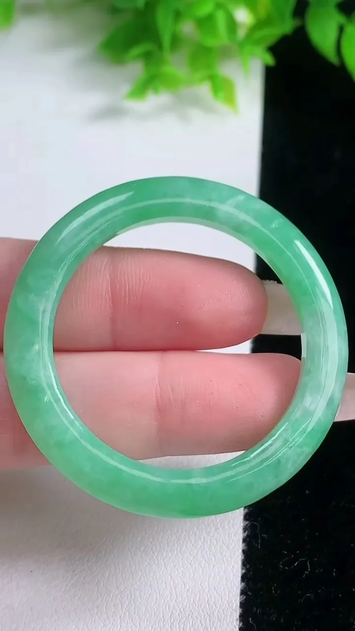 天然A货翡翠平安环吊坠，尺寸47.3-5，重量:12.72g
1月19日