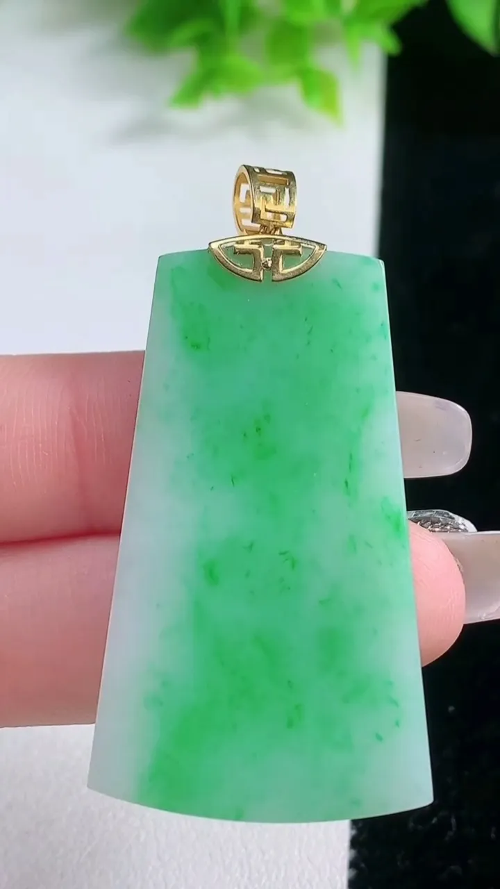 天然A货翡翠无事牌吊坠，尺寸44.2-25.3-3.1，重量:9.40g
1月19日