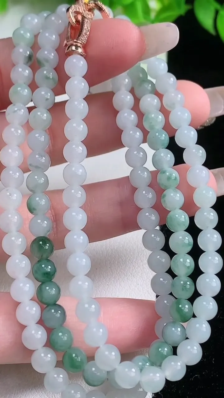 天然A货翡翠飘花圆珠项链，尺寸5.4-118颗，重量:32.32g
1月19日